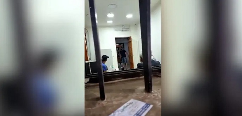 مسلح يحتجز رهائن في أحد البنوك اللبنانية ويطالب باسترداد أمواله