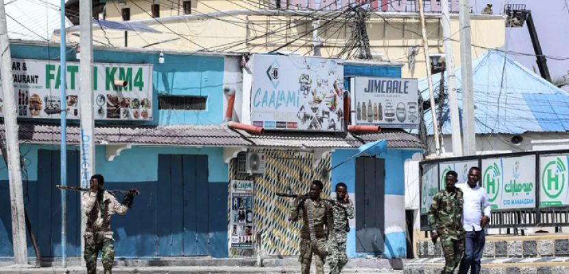 السلطات الصومالية تعلن مقتل 21 شخصا عقب إنهاء الهجوم الإرهابى على فندق بمقديشو