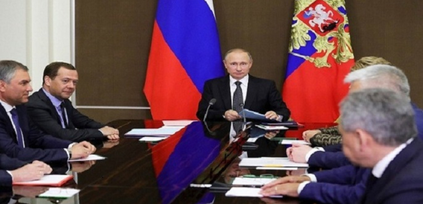 الرئيس بوتين يبحث قضايا الأمن العسكري مع أعضاء مجلس الأمن الروسي