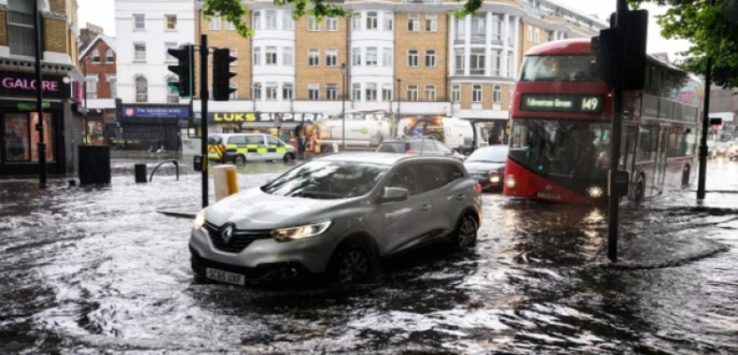 فيضانات في لندن تتسبب في فوضى تغلق محطات مترو الأنفاق والقطارات