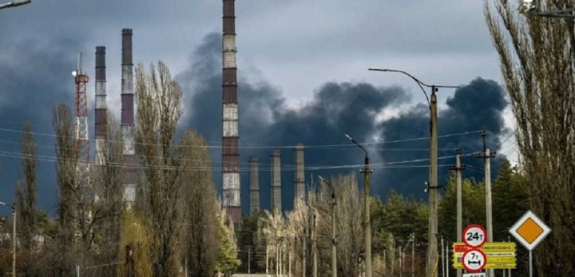 أوكرانيا: روسيا تقصف عشرات البلدات على طول خط الجبهة.. وزيلينسكي يدعو لرد دولي بعد قصف محطة نووية