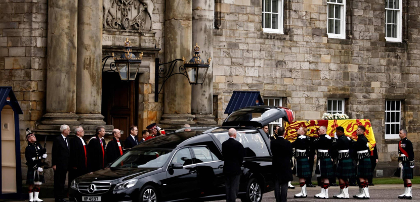 جثمان الملكة إليزابيث الثانية يصل للمقر الملكى فى العاصمة الأسكتلندية إدنبرة