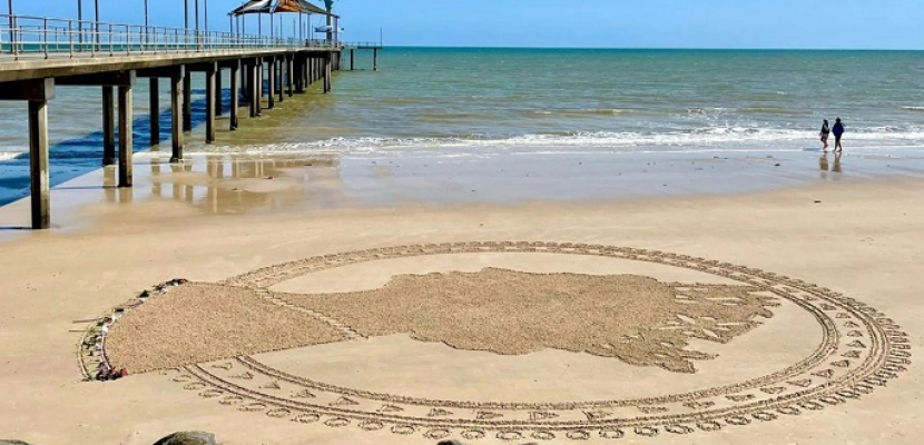فنانة أسترالية تودع الملكة إليزابيث برسمها على رمال البحر