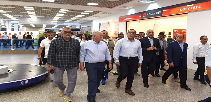 رئيس الوزراء يتفقد مشروع تطبيقات الهوية البصرية بمطار شرم الشيخ