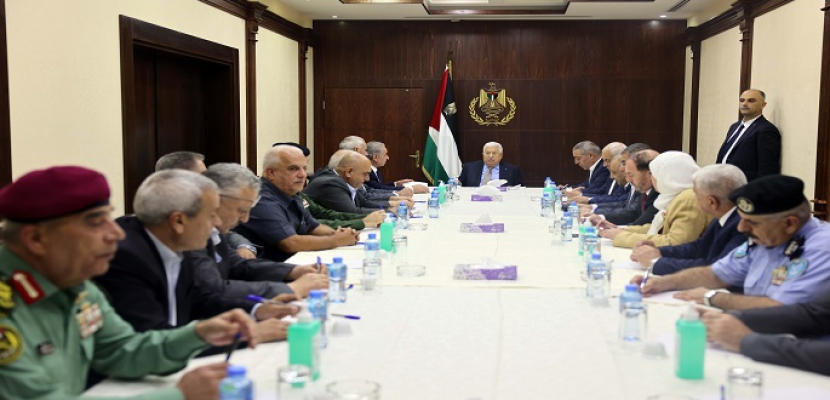 الرئيس الفلسطيني يعقد اجتماعا مع قادة الأجهزة الأمنية والمحافظين