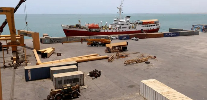 الحكومة اليمنية: موافقة استثنائية على طلب أممي لدخول سفن وقود موانئ الحديدة