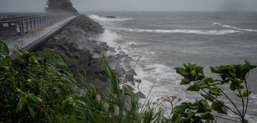 مقتل شخصين وإصابة أكثر من 100 آخرين جراء اجتياح إعصار نانمادول لأرخبيل اليابان