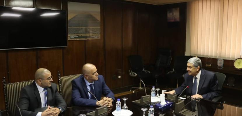 وزير الكهرباء يبحث مع مسئولي “اتصالات مصر” التعاون في مجال الطاقة المتجددة