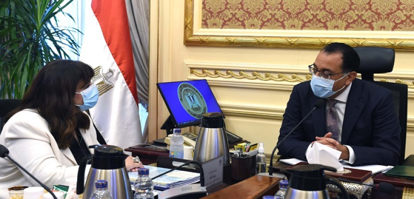 بالصور.. رئيس الوزراء يتابع مع وزيرة الدولة للهجرة وشئون المصريين بالخارج ملفات عمل الوزارة
