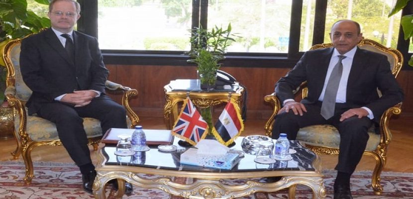 وزير الطيران يلتقي السفير البريطاني بالقاهرة لتعزيز التعاون المشترك في مجال النقل الجوي