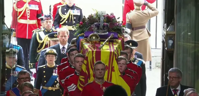 انتهاء مراسم دفن الملكة إليزابيث في القبو الملكي بكنيسة سانت جورج في لندن
