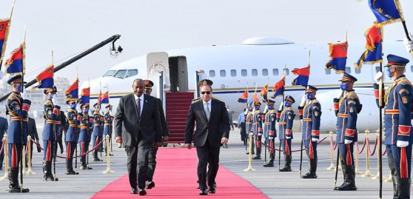 بالصور.. الرئيس السيسي يستقبل رئيس مجلس السيادة السوداني بمطار القاهرة