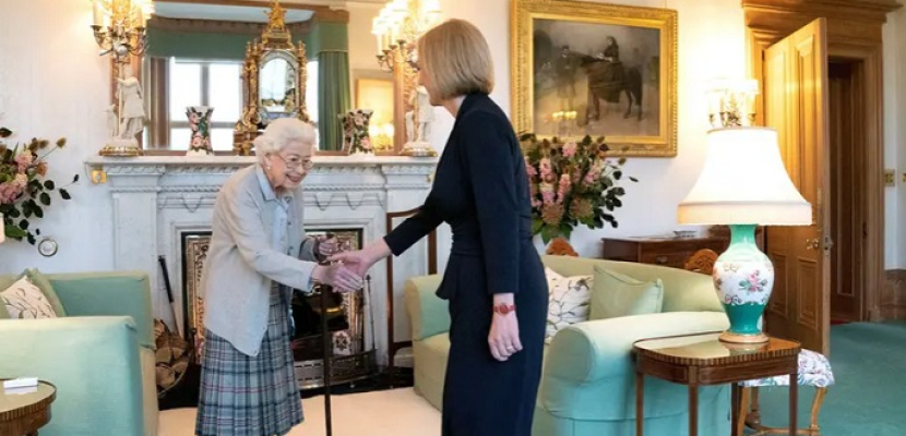 الملكة إليزابيث الثانية تعين ليز تراس رئيسة لوزراء بريطانيا