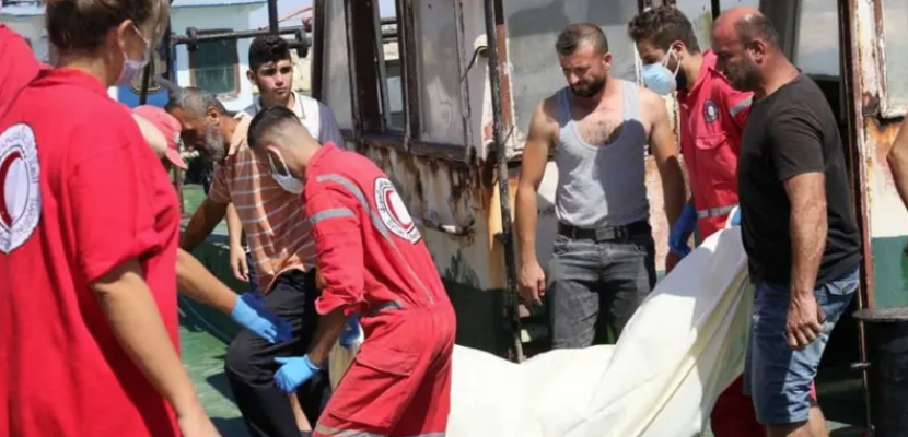 89 قتيلاً في غرق مركب المهاجرين بسوريا.. وجثث الضحايا تصل لبنان