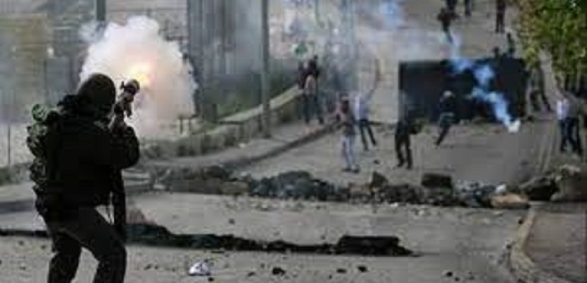 جنود الاحتلال الإسرائيلي يطلقون قنابل غاز صوب مزارعين فلسطينيين بقطاع عزة