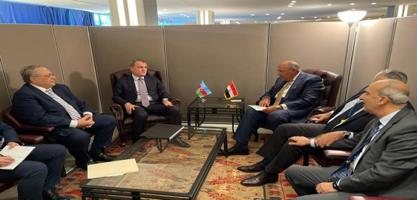 وزير الخارجية يبحث مع نظيره الآذرى تعزيز التعاون بين البلدين