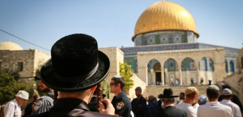 عشرات المُستوطنين يقتحمون باحات المسجد الأقصى بحماية شرطة الاحتلال الإسرائيلي
