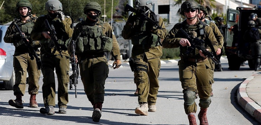 جنود الاحتلال الإسرائيلي يعتدون على وزير فلسطيني خلال تضامنه مع قاطفي الزيتون