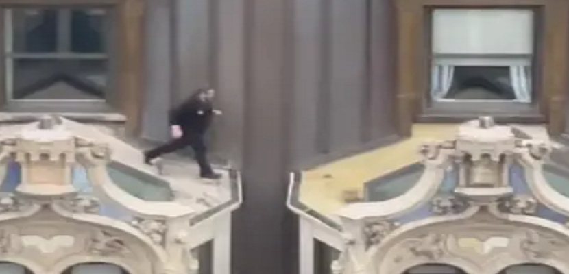 رجل متهور يقفز عبر سطح مبنى شاهق