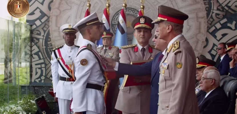 الرئيس السيسي يقلد أوائل الخريجين نوط الواجب العسكري