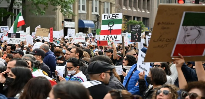 تمدد الاحتجاجات في إيران لمدن جديدة.. والنار تلتهم صور خامنئي