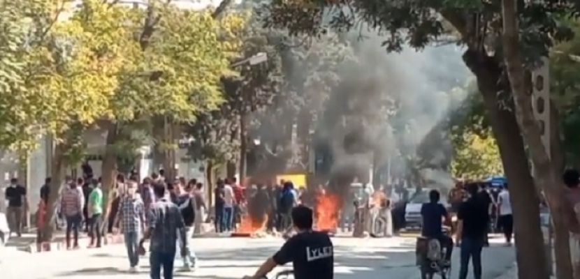 استمرار الاحتجاجات في عشرات المدن في أنحاء إيران