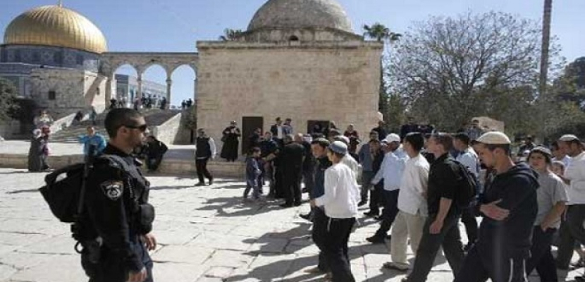 العشرات من المستوطنين اليهود يقتحمون الأقصى واعتقالات بالضفة