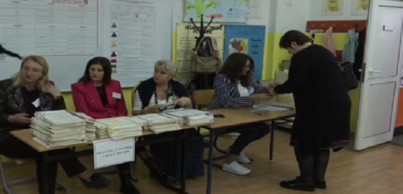 الناخبون في البوسنة يصوتون على وقع انقسامات عرقية متزايدة
