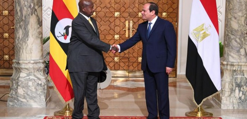 سفير مصر يسلم الدعوة الموجهة من الرئيس السيسي لنظيره الأوغندي للمشاركة في قمة قادة العالم لتغير المناخ