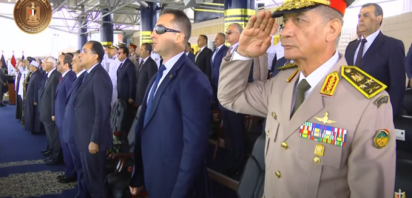 الرئيس السيسي يؤدي التحية العسكرية لأرواح الشهداء خلال حفل تخريج دفعة جديدة من أكاديمية الشرطة