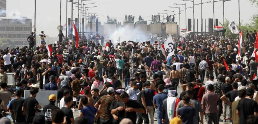 في الذكرى الثالثة لاحتجاجات أكتوبر .. اصابات واختناقات خلال محاولة الأمن العراقي تفريق المتظاهرين وسط بغداد
