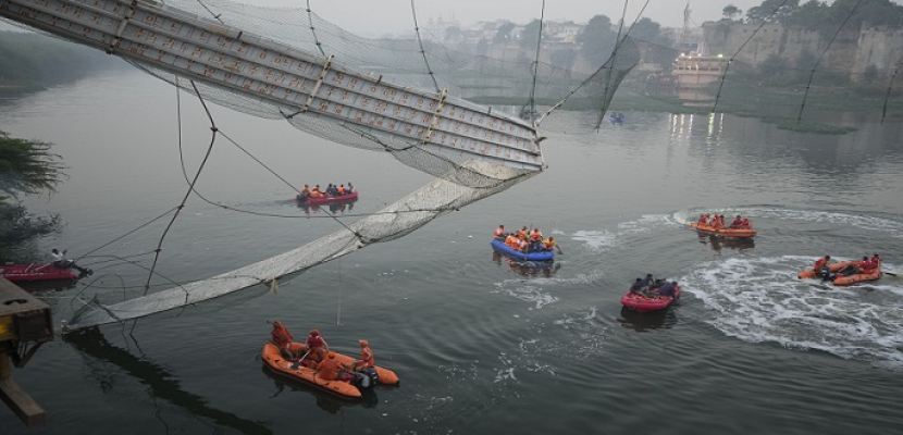 ارتفاع ضحايا انهيار جسر للمشاة غرب الهند إلى 141 قتيلًا