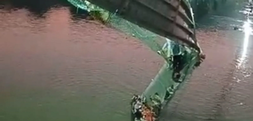 عشرات القتلى والجرحى في انهيار جسر معلق فوق نهر غربي الهند