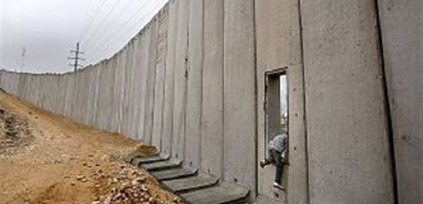 شبان فلسطينيون غاضبون يحفرون “فتحة” بالجدار العازل في العيزرية بالقدس المحتلة