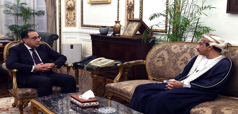 بالصور .. رئيس الوزراء يشيد خلال لقائه مع سفير سلطنة عمان بعلاقات الود والأخوة التي تربط البلدين