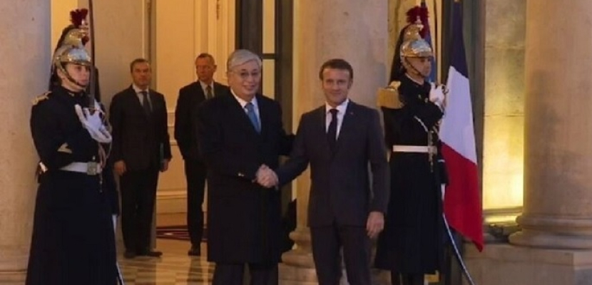 بعد اجتماع مع بوتين.. رئيس كازاخستان يصل إلى باريس ويلتقي ماكرون