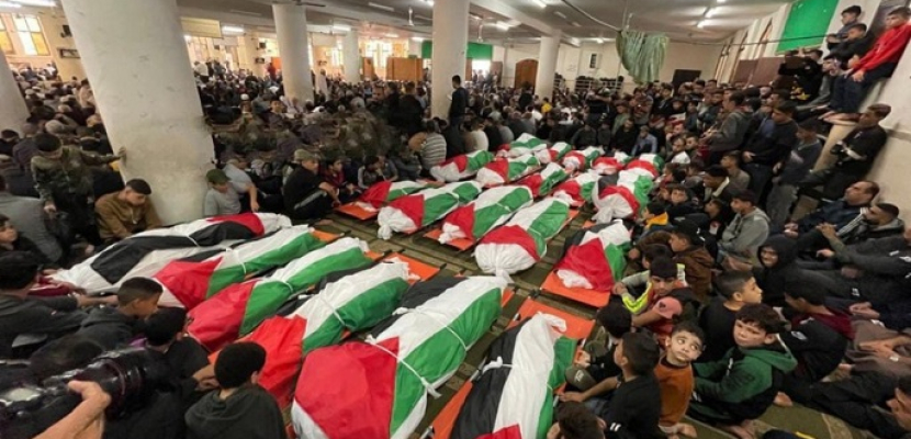 تشييع جثامين ضحايا مُخيم “جباليا”.. ومساجد فلسطين تقيم صلاة الغائب على أرواحهم