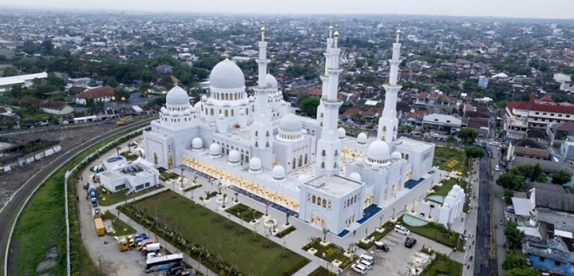 رئيس الإمارات يفتتح مسجد الشيخ زايد في إندونيسيا
