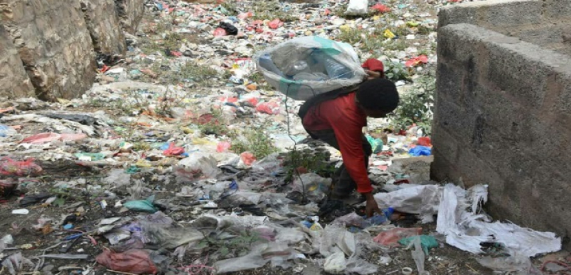 الشرق الأوسط : الجوع يدفع سكاناً في صنعاء للبحث عن الطعام في أكوام النفايات