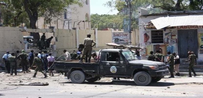 الأمن الصومالي يوشك على فك حصار فندق احتلته حركة الشباب في العاصمة مقديشيو .. وتأكد سقوط 4 قتلى حتى الآن