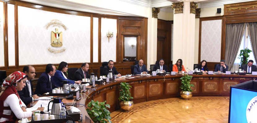 بالصور.. رئيس الوزراء يعقد اجتماعاً لبحث مستجدات تطوير مجمع الألومنيوم بنجع حمادي