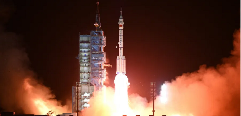 الصين تطلق سفينة الفضاء شنتشو-15 في أول تناوب بين طاقمي مركبتين فضائيتين