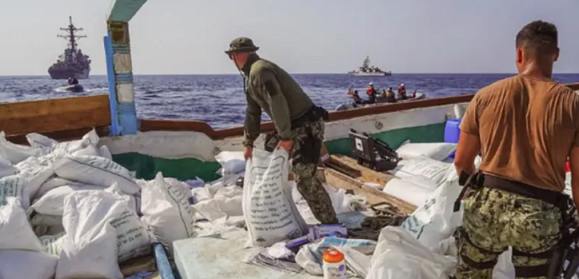 البحرية الأمريكية تعلن اعتراضها قاربًا يحمل شحنة مواد متفجرة إيرانية متجهة إلى اليمن
