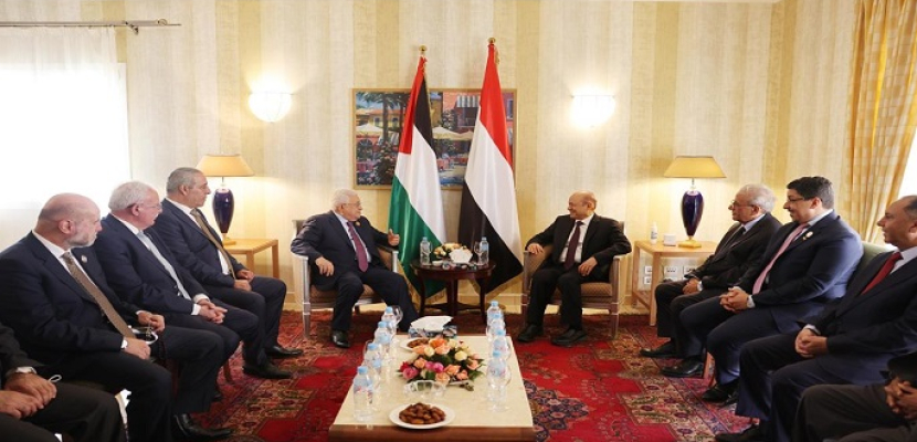 رئيس مجلس القيادة اليمني يبحث مع عباس جهود إحلال السلام بالمنطقة