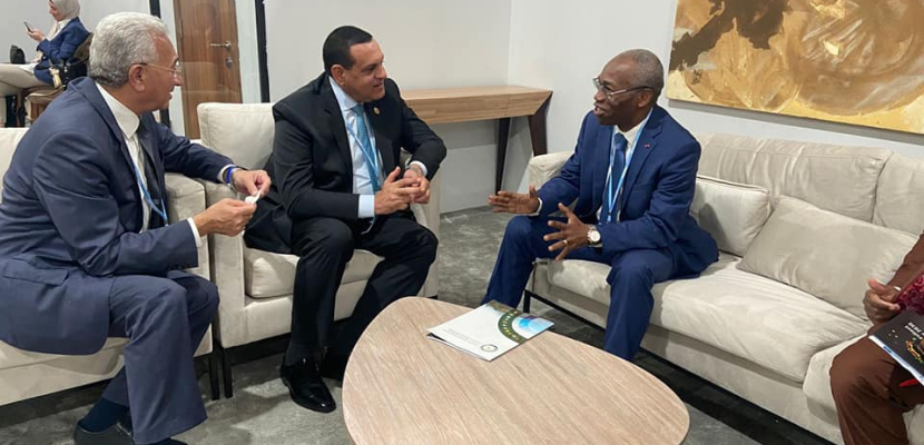 وزير التنمية المحلية يلتقي وزير الغابات الكاميروني بمقر الجناح المصري في قمة المناخ بشرم الشيخ