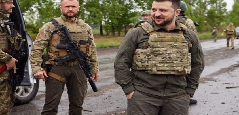 زيلينسكي يزور باخموت على خط الجبهة في شرق أوكرانيا