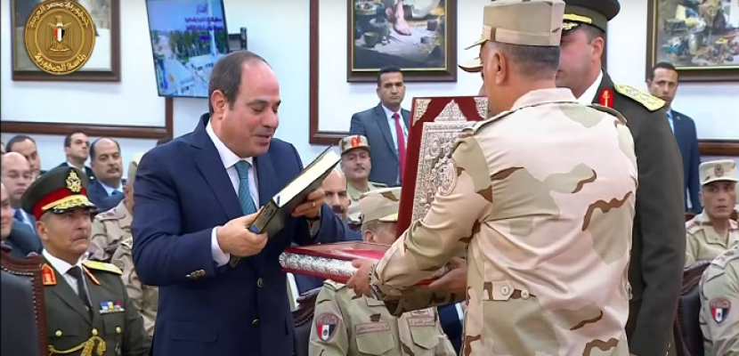 الرئيس السيسي يتسلم هدية تذكارية من رئيس مجلس إدارة شركة النصر للكيماويات الوسيطة
