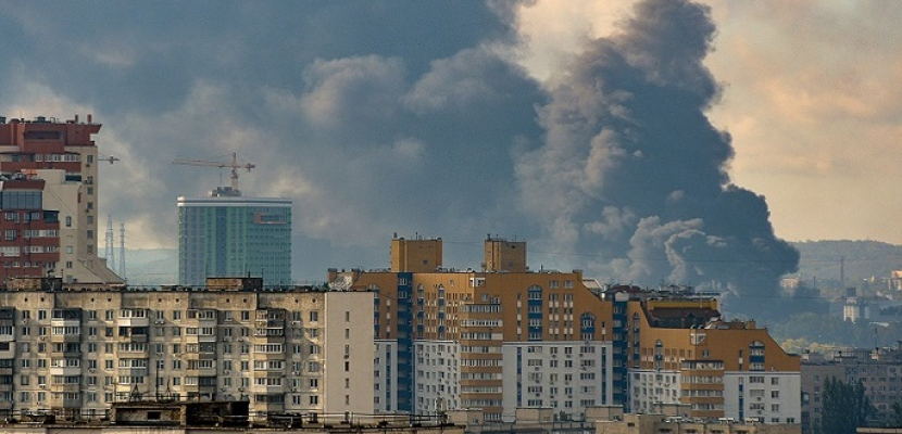 إطلاق صفارات الإنذار الجوي في كييف بعد انفجارات هزت العاصمة بالكامل