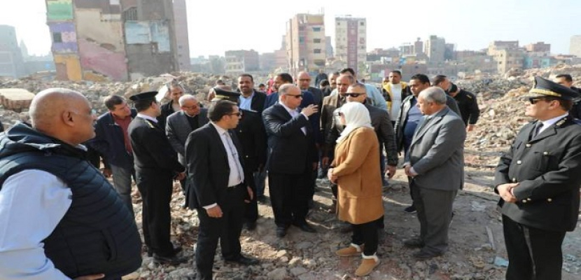 محافظ القاهرة يتابع أعمال إزالة المبانى العشوائية بمصر القديمة