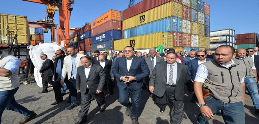 بالصور .. رئيس الوزراء يتابع إجراءات الإفراج الجمركي عن السلع والبضائع بميناء الإسكندرية تنفيذا للتكليفات الرئاسية